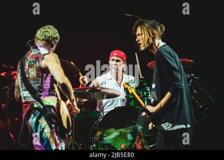 ZURICH, HALLENSTADION, OCTOBRE 5th 2016 : brocante (L), Chad Smith (C) et Josh Klinghoffer (R), membres du groupe de rock américain Red Hot Chili Peppers, en direct sur scène pour la branche suisse du « Getaway World Tour » Banque D'Images