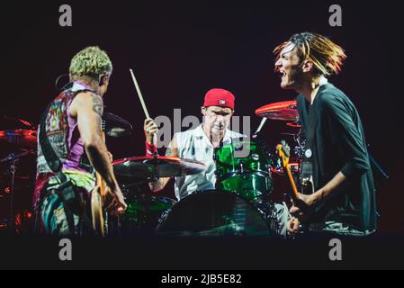 ZURICH, HALLENSTADION, OCTOBRE 5th 2016 : brocante (L), Chad Smith (C) et Josh Klinghoffer (R), membres du groupe de rock américain Red Hot Chili Peppers, en direct sur scène pour la branche suisse du « Getaway World Tour » Banque D'Images