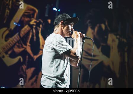 ZURICH, HALLENSTADION, OCTOBRE 5th 2016 : Anthony Kiedis, chanteur du groupe de rock américain Red Hot Chili Peppers, en direct sur scène pour la branche suisse du « Getaway World Tour » Banque D'Images