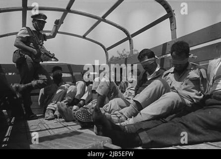 ARCHIVE PHOTO: Il y a 55 ans, sur 5 juin 1967, la guerre des six jours a commencé, un soldat israélien avec une mitrailleuse Uzi à la main (à gauche) garde les officiers des soldats égyptiens qui sont liés et bandés à l'arrière d'un camion, près d'El Arish pendant la guerre des six jours, La guerre de six jours entre Israël et les États arabes d'Égypte, de Jordanie et de Syrie a duré de 5 juin à 10 juin 1967. Banque D'Images