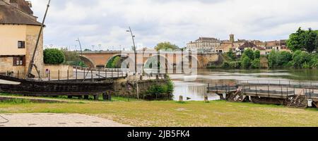 Pont et la Dordogne dans la région de Bergerac (Dordogne) dans le sud-ouest de la France Banque D'Images