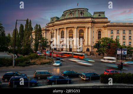 Sofia University St. Kliment Ohridski au crépuscule, feux de signalisation, Balkans, Bulgarie Banque D'Images