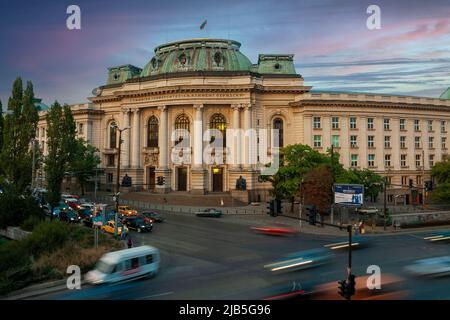 Sofia University St. Kliment Ohridski au crépuscule, feux de signalisation, Balkans, Bulgarie Banque D'Images