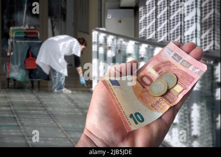 MONTAGE PHOTO: Le Bundestag veut passer un salaire minimum plus élevé de 12 euros aujourd'hui sur 3 juin 2022. Femme de ménage, femme de ménage, nettoyage de bâtiments, nettoyant de bâtiments, camion de nettoyage, équipe de nettoyage, petit travail, employé marginal, femme de ménage, femme de ménage, salaire, salaire, photo symbole salaire minimum légal, limite inférieure de salaire, salaire, mini-emploi, monde du travail, salaire minimum, rémunération, salaire, employé, dumping, Salaire de dumping, marché du travail, gouvernement décrété, statutaire, salaire, Fixation, réglementation statutaire, réglementation du salaire minimum.secteur des bas salaires, symbolfoot, caractéristique, argent, économie, poli Banque D'Images