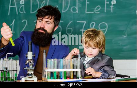 Étudier est intéressant. Invention chimique. Étudier dans l'activité éducative par l'expérience. J'aime étudier à l'école. Enseignant et élève garçon dedans Banque D'Images