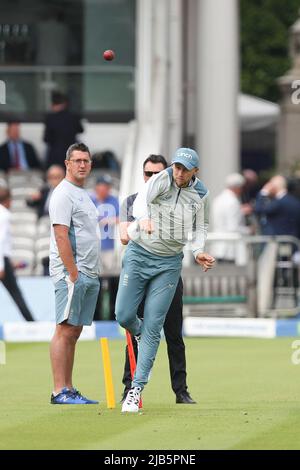 St Johns Wood, Royaume-Uni. 03rd juin 2022. Joe Root of England se réchauffe au cours du 2 e jour du premier test d'assurance LV entre l'Angleterre et la Nouvelle-Zélande au terrain de cricket Lords, St Johns Wood, Royaume-Uni, le 3 juin 2022. Photo de Ken Sparks. Utilisation éditoriale uniquement, licence requise pour une utilisation commerciale. Aucune utilisation dans les Paris, les jeux ou les publications d'un seul club/ligue/joueur. Crédit : UK Sports pics Ltd/Alay Live News Banque D'Images