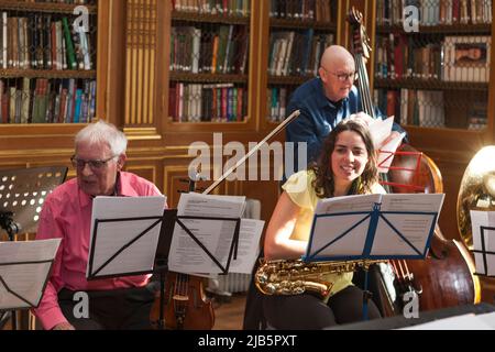 Les musiciens aiment une blague lors d'une répétition pour le concert du festival du coma Sussex au West Dean College, 2019 Banque D'Images