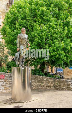 Bergerac France - 28 avril 2022 : vue sur la statue de Cyrano dans les rues de la Dordogne de Bergerac, dans le sud-ouest de la France Banque D'Images