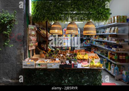 Un magasin typique dans les ruelles (Vicoli) du vieux centre de Gênes (Gênes), Port Antico, Italie Banque D'Images