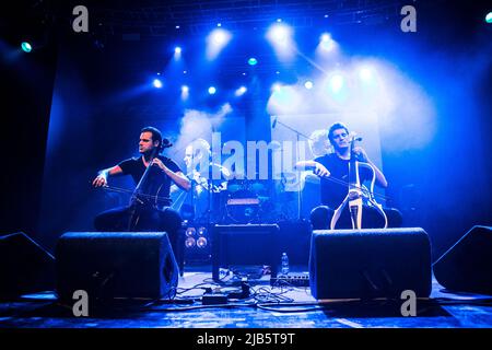 2Cellos en concert à Milan, Italie, en 2014 Banque D'Images