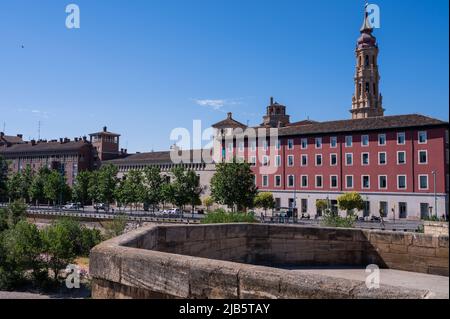 Vue sur la tour de la cathédrale de la Seo depuis le pont de pierre de Saragosse, Espagne Banque D'Images