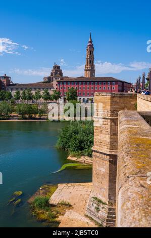 Vue sur la tour de la cathédrale de la Seo depuis le pont de pierre de Saragosse, Espagne Banque D'Images