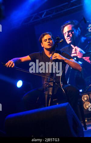 2Cellos en concert à Milan, Italie, en 2014 Banque D'Images