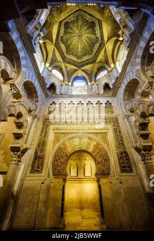 Mihrab, porte et dôme de la maqsura, construit lors de l'expansion de la Mosquée Alhakén II-Cathédrale de Córdoba, Andalousie, Espagne.