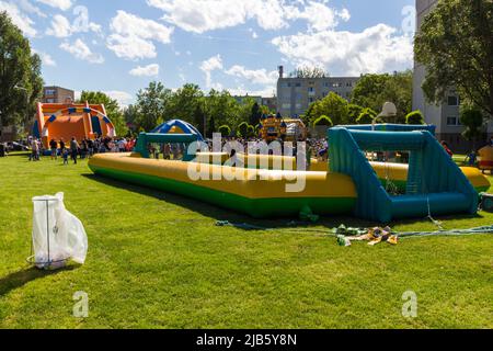 Terrain de football gonflable à l'événement extérieur de la Journée des enfants, Sopron, Hongrie Banque D'Images