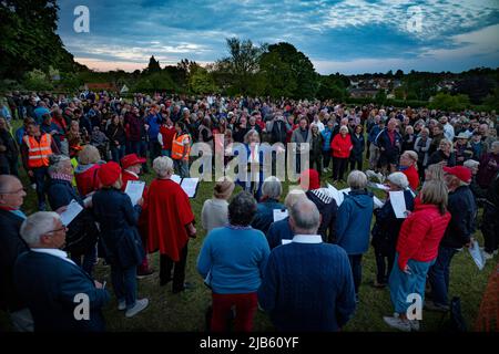 Thaxted, Royaume-Uni. 02nd juin 2022. Thaxted Essex Royaume-Uni Jubilé platine cérémonie d'éclairage et feux d'artifice 2 juin 2022 Thaxted Singers Community Choir. Tard dans la soirée à Thaxted comme le Beacon, l'un des 700 à l'échelle nationale, est illuminé pour célébrer le Jubilé de platine de sa Majesté la reine Elizabeth II, 70 ans sur le trône. Crédit : BRIAN HARRIS/Alay Live News Banque D'Images