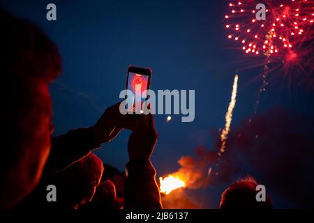 Thaxted, Royaume-Uni. 02nd juin 2022. Thaxted Essex UK Platinum Jubilee cérémonie d'éclairage et feux d'artifice 2 juin 2022 tard dans la soirée à Thaxted comme le Beacon, l'un des 700 à travers le pays, est allumé pour célébrer le Jubilé de platine de sa Majesté la reine Elizabeth II, 70 ans sur le trône. Crédit : BRIAN HARRIS/Alay Live News Banque D'Images