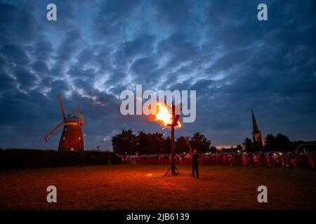 Thaxted, Royaume-Uni. 02nd juin 2022. Thaxted Essex UK Platinum Jubilee cérémonie d'éclairage et feux d'artifice 2 juin 2022 tard dans la soirée à Thaxted comme le Beacon, l'un des 700 à travers le pays, est illuminé pour célébrer le Jubilé de platine de sa Majesté la reine Elizabeth II, 70 ans sur le trône à l'ombre de John Webbs Moulin du 18th siècle et de l'église Thaxted du 13th siècle. Crédit : BRIAN HARRIS/Alay Live News Banque D'Images