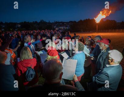 Thaxted, Royaume-Uni. 02nd juin 2022. Thaxted Essex UK Platinum Jubilee Beacon Lighting Cereding and Fireworks 2 juin 2022 Thaxted Singers Community Choir chantant « Mong for the Commonwealth » par Lucy Keily de l'Australie et Vincent Atueyi Chinemelu du Nigeria. Tard dans la soirée à Thaxted comme le Beacon, l'un des 700 à l'échelle nationale, est illuminé pour célébrer le Jubilé de platine de sa Majesté la reine Elizabeth II, 70 ans sur le trône. Crédit : BRIAN HARRIS/Alay Live News Banque D'Images