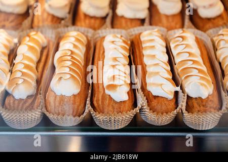 Eclairs sur l'étagère d'une pâtisserie ou d'un café. Savoureuses douceurs françaises sur la boutique de la fenêtre, délicieuses pâtisseries pour le café. Gâteaux dans pâtisserie, variété de des Banque D'Images