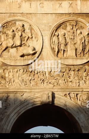 Rome (Italie). Détail architectural de l'Arc de Constantine près du Colisée de Rome.