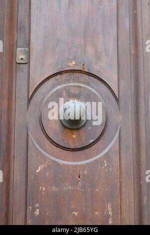 Anciennes portes en bois massif ornées de décorations sculptées à la main par des artistes locaux, dans le splendide centre historique de Lucques Banque D'Images