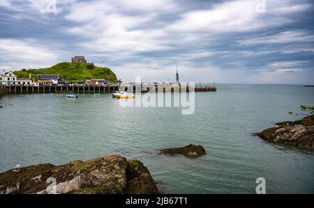 Port à la station balnéaire d'Ilfracombe, Devon, Royaume-Uni. La chapelle Saint-Nicolas sur Lantern Hill et la statue de Damien Hirst « Verity » sur la jetée sont vues. Banque D'Images