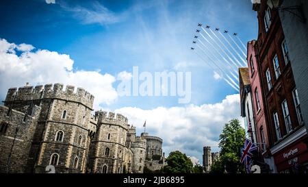 L'équipe emblématique de la RAF, Red Arches Display Team, survole le château de Windsor pour célébrer le Jubilé de platine de la Reine en 2022 Banque D'Images