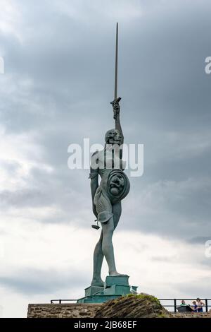 Verity (2012) est une statue en acier et en bronze créée par Damien Hirst. Il se trouve sur la jetée à l'entrée du port d'Ilfracombe. Banque D'Images