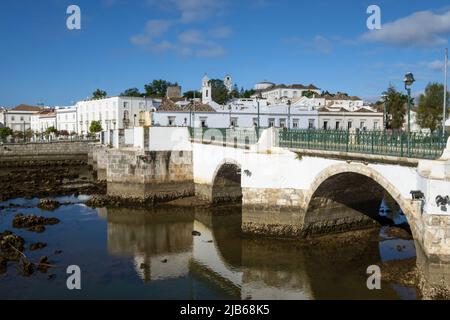 Vieux pont romain à Tavira, Algarve Portugal Banque D'Images