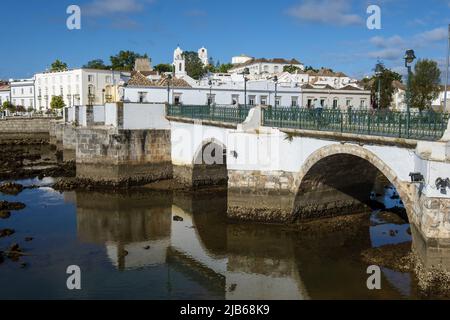 Vieux pont romain à Tavira, Algarve Portugal Banque D'Images