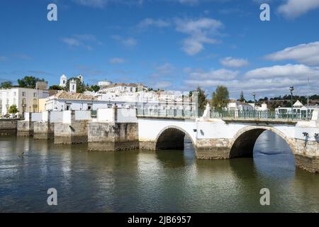 Vieux pont romain à Tavira, Algarve Portugal Banque D'Images