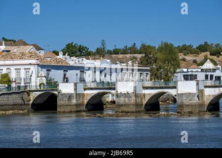 Vieux pont romain à Tavira, Algarve Portugal Banque D'Images