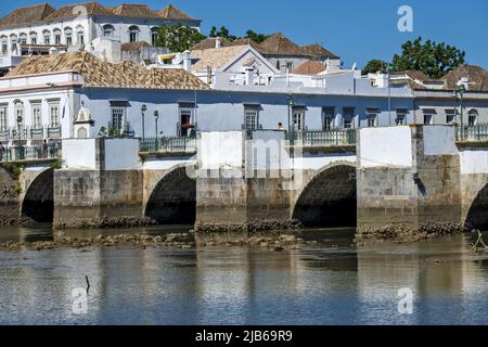 Vieux pont romain à Tavira, Algarve Portugal Banque D'Images