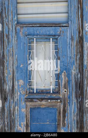 Ancienne texture de peinture écaillée sur une porte en bois motif et texture de peinture séchée ancienne et de stuc sur une surface rugueuse Banque D'Images