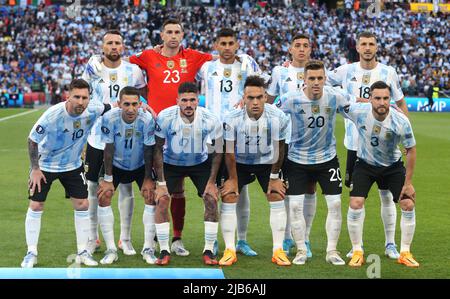 LONDRES, ANGLETERRE - JUIN 01:Argentine photo d'équipe avant le coup de pied arrière rangée:- Nicolas Otamendi ,Emiliano Martinez, Cristian Romero , Nahuel Molina et GUI Banque D'Images