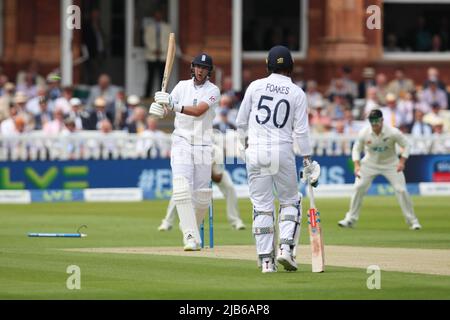 St Johns Wood, Royaume-Uni. 03rd juin 2022. Stuart Broad, d'Angleterre, est un pur joueur de Tim Southee, de Nouvelle-Zélande, au cours du premier jour 2 du premier test d'assurance LV entre l'Angleterre et la Nouvelle-Zélande au terrain de cricket Lords, à St Johns Wood, au Royaume-Uni, le 3 juin 2022. Photo de Ken Sparks. Utilisation éditoriale uniquement, licence requise pour une utilisation commerciale. Aucune utilisation dans les Paris, les jeux ou les publications d'un seul club/ligue/joueur. Crédit : UK Sports pics Ltd/Alay Live News Banque D'Images