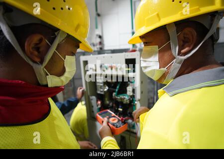 (220603) -- VIENTIANE, 3 juin 2022 (Xinhua) -- les travailleurs du centre de gestion des opérations de Luang Prabang sous la compagnie de chemin de fer Laos-Chine, Ltd. (LCRC) effectuent des travaux d'entretien des dispositifs dans la province de Luang Prabang, Laos, 28 mai 2022. Le chemin de fer Chine-Laos, qui a été mis en service un demi-an, a livré jeudi plus de 4 millions de tonnes de fret, a déclaré l'opérateur ferroviaire chinois. Projet phare de la Belt and Road Initiative, le chemin de fer de 1 035 km relie le centre chinois Kunming à la capitale laotienne Vientiane. (LCRC/document via Xinhua) Banque D'Images