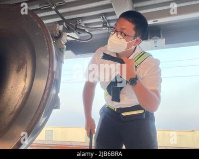 (220603) -- VIENTIANE, 3 juin 2022 (Xinhua) -- Un travailleur de la laotien-China Railway Co., Ltd. (LCRC) examine un train à grande vitesse à la gare de Vientiane du chemin de fer au Laos sur 28 mai 2022. Le chemin de fer Chine-Laos, qui a été mis en service un demi-an, a livré jeudi plus de 4 millions de tonnes de fret, a déclaré l'opérateur ferroviaire chinois. Projet phare de la Belt and Road Initiative, le chemin de fer de 1 035 km relie le centre chinois Kunming à la capitale laotienne Vientiane. (Photo de Di Tengjiao/Xinhua) Banque D'Images