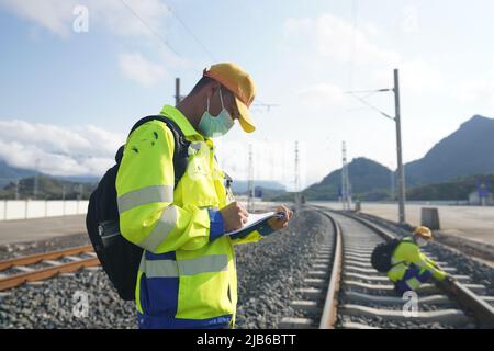 (220603) -- VIENTIANE, 3 juin 2022 (Xinhua) -- Un travailleur du centre de gestion des opérations de Luang Prabang sous la laotien-China Railway Co., Ltd. (LCRC) enregistre les données pendant les travaux d'entretien de la ligne de chemin de fer dans la province de Luang Prabang, au Laos, au 30 mai 2022. Le chemin de fer Chine-Laos, qui a été mis en service un demi-an, a livré jeudi plus de 4 millions de tonnes de fret, a déclaré l'opérateur ferroviaire chinois. Projet phare de la Belt and Road Initiative, le chemin de fer de 1 035 km relie le centre chinois Kunming à la capitale laotienne Vientiane. (LCRC/document via Xinhua) Banque D'Images