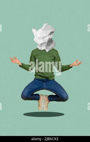 Image de collage vertical de la personne méditant volant papier froissé au lieu de la tête isolée sur fond créatif Banque D'Images