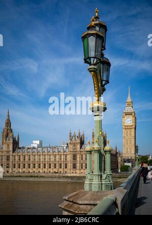 Vue depuis le pont de Westminster vers le Parlement et Big Ben à Londres, Royaume-Uni. Banque D'Images