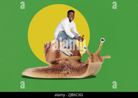 Portrait créatif de collage de personne positive assis grand énorme escargot tour petit à petit Banque D'Images