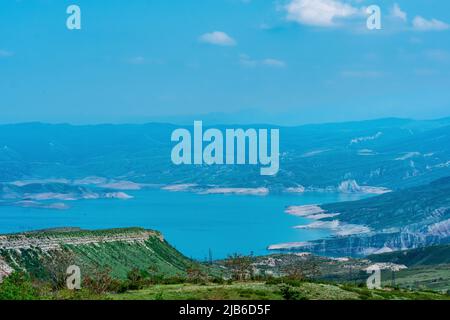 Paysage de montagne avec le réservoir de la centrale hydroélectrique de Chirkey à Dagestan Banque D'Images