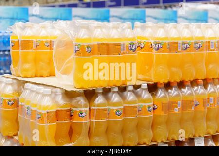 Tyumen, Russie-11 mai 2022: Forfaits avec boissons gazeuses fanta, hypermarché d'épicerie Banque D'Images