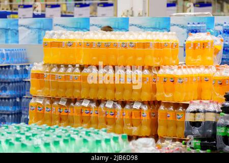 Tyumen, Russie-11 mai 2022: Forfaits avec boissons gazeuses fanta, hypermarché d'épicerie Banque D'Images