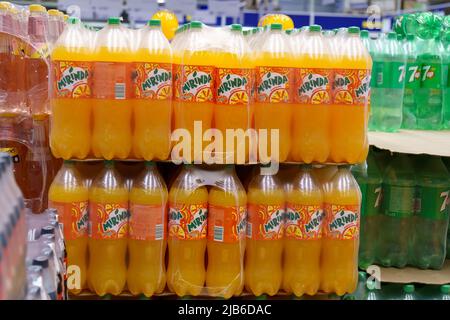 Tyumen, Russie-25 mars 2022: Bouteilles en plastique Mirinda Lemonade, propriété de PepsiCo depuis 1970 Banque D'Images