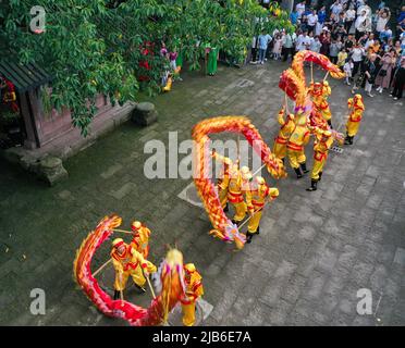 (220603) -- CHONGQING, 3 juin 2022 (Xinhua) -- la photo aérienne montre des acteurs qui exécutent la danse traditionnelle de dragon dans le district de Yongchuan, dans la municipalité de Chongqing, au sud-ouest de la Chine, à 3 juin 2022, le jour du traditionnel festival de bateau-dragon de la Chine. (Xinhua/Wang Quanchao) Banque D'Images