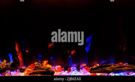 vue sur cheminée électrique avec flamme artificielle étincelante, décor pour l'intérieur, flamme bleue et orange. Banque D'Images