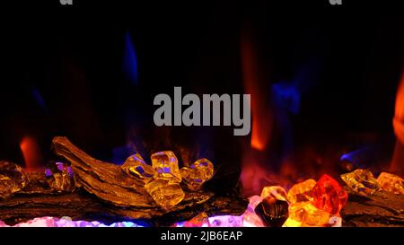 vue sur cheminée électrique avec flamme artificielle étincelante, décor pour l'intérieur, flamme bleue et orange. Banque D'Images